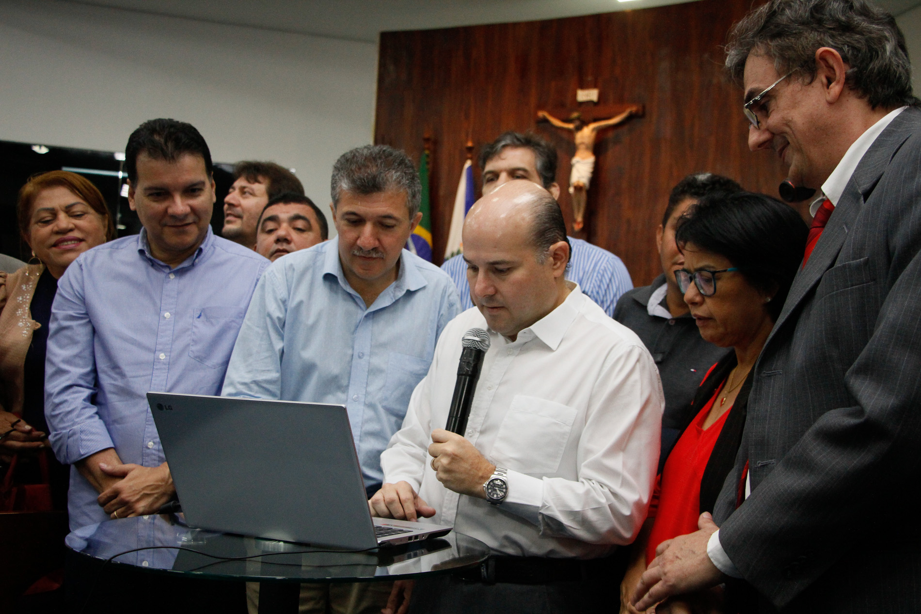 prefeito roberto cláudio usando um notebook